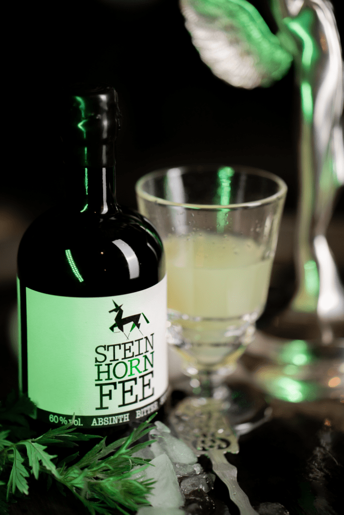 Absinth-Flasche mit Glas